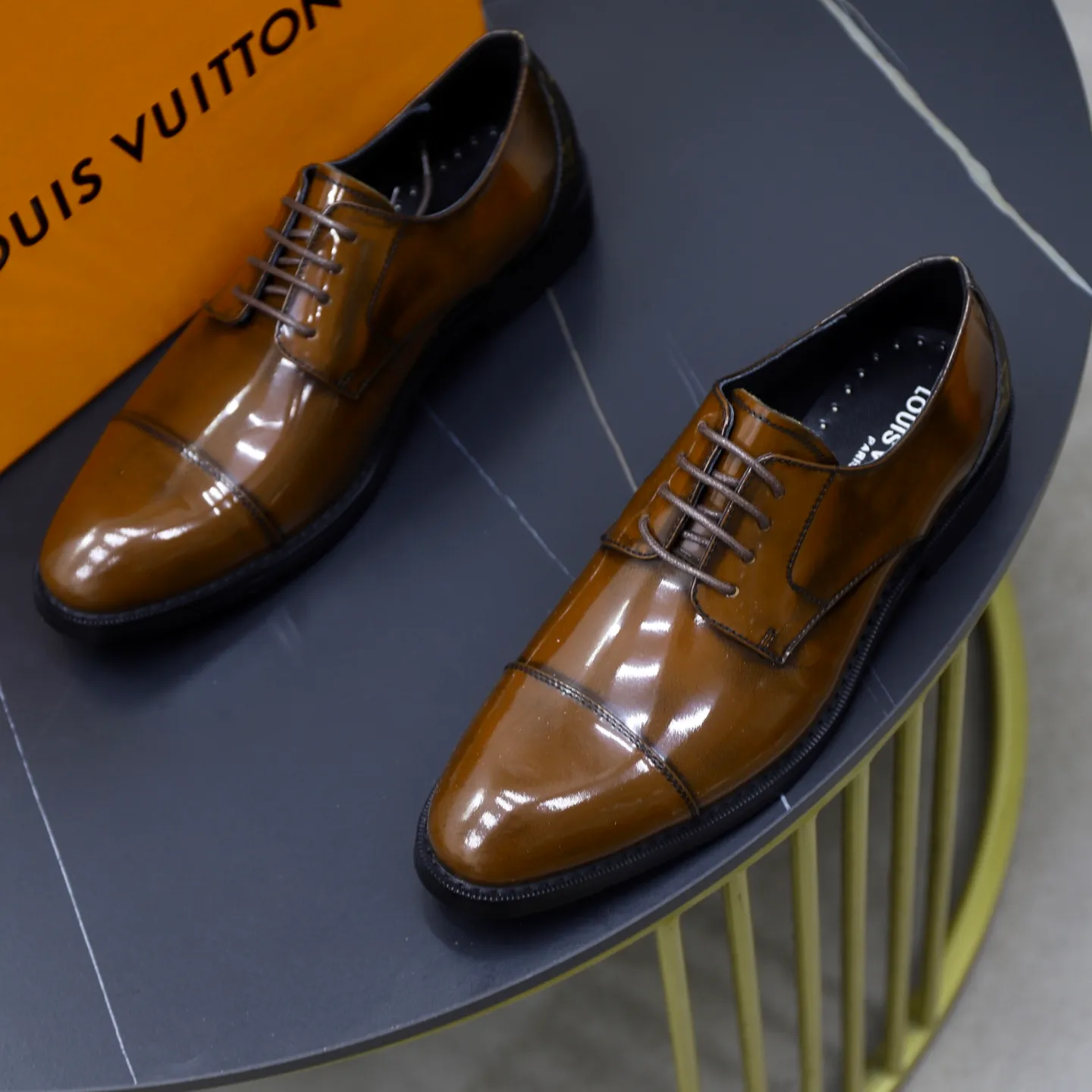 Ex-factory price: 500💰🙅‍♂️🙅‍♂️🙅‍♂️ Brand: LV Louis Vuitton Standard code: Men's size 38-44 (45 can be customized) Grade: Same style as the official website Original order quality Material: Original cowhide surface Comfortable sheepskin lining Original outsole Style category: Men's fashionable casual leather shoes Distinguished big-name luxury elements Top luxury Color: actual picture color